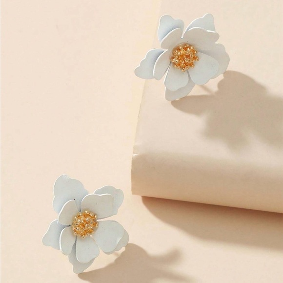 ANTHROPOLOGIE 3D BRIGITTE FLORAL POST STUD EARRINGS  MATTE FINISH WHITE - Picture 1 of 2